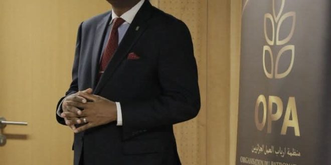 أحمد ولد خطري خلال مداخلته في اللقاء الذي جمع شركة نجوم موريتانيا وأرباب العمل الجزائريين